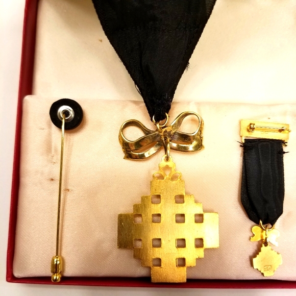 Lady of the Equestrian Order of the Holy Sepulchre of Jerusalem (LHS) medals set - Picture 2 of 16